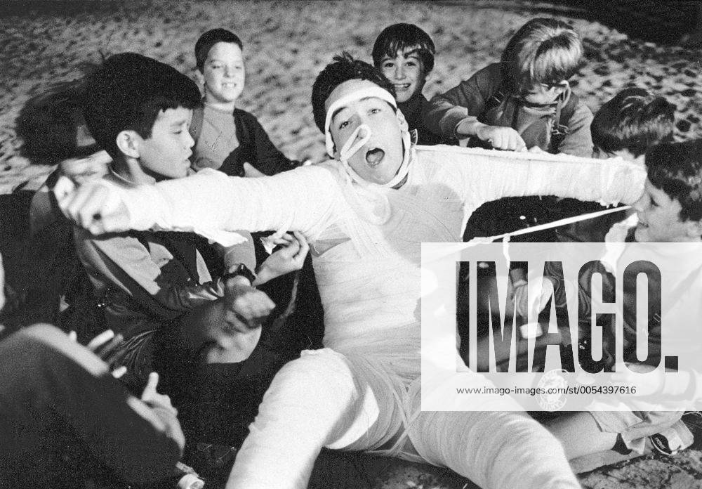 Ein ganz verrückter Sommer (USA 1986) Hoops McCann (JOHN CUSACK) ist in der Liebe völlig unerfahren. Bis er gemeinsam mit einer Horde wilder Teenager in Sommerurlaub fährt und ein Mädchen ihm ordentlich den Kopf verdreht. Cassandra scheint allerdings Ärger magisch anzuziehen und so werden es turbulente Ferien, in denen Hoops nicht nur seine Angst vor Wasser und Booten überwindet, sondern auch das Haus seiner Freundin vor einem skrupellosen Grundstücksmakler rettet ... B392302-0-57453 , 23kpaSommer UnitedArchives23435