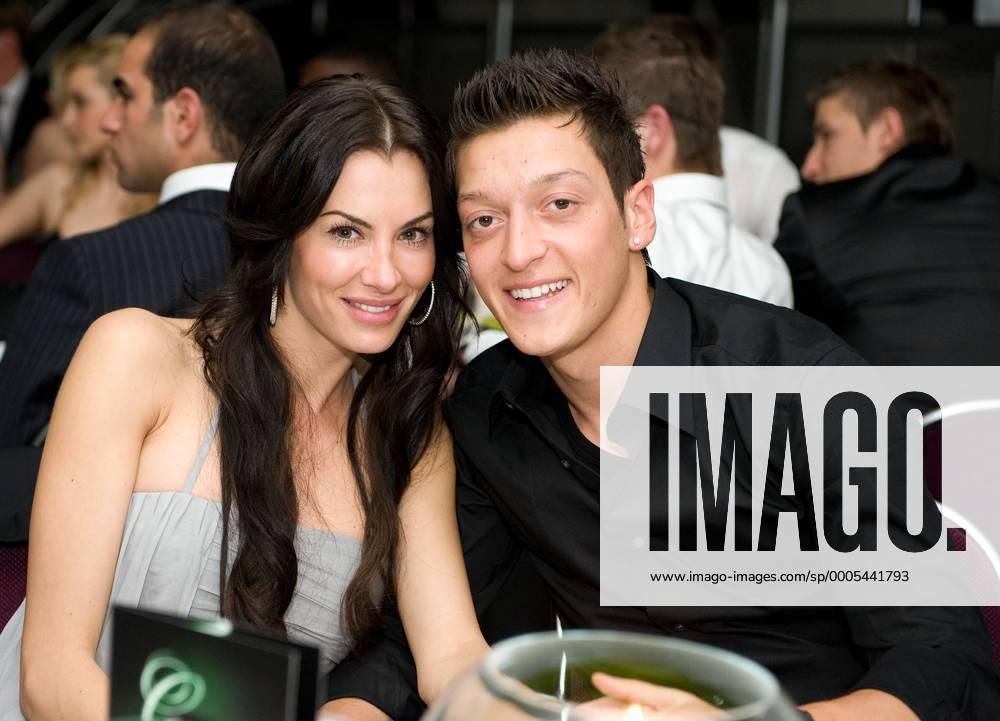 FUSSBALL 1. BUNDESLIGA SAISON 2009 2010 Mesut OEZIL (re) und Freundin Anna-Maria Lagerblom posieren anlaesslich der Grün Weissen Nacht vom Bundesligisten SV Werder Bremen. o0 Familie Frau o0 Connor