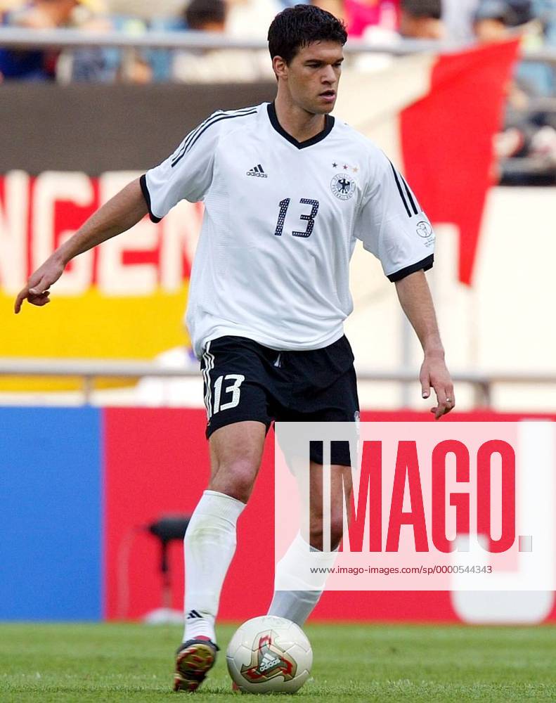 Michael Ballack (Deutschland) am Ball Fußball WM Herren Weltmeisterschaft 2002, Länderspiel, Achtelfinale, Nationalmannschaft, Nationalteam, Nationaltrikot Einzelbild Jeju WorldCupStadium Seogwipo