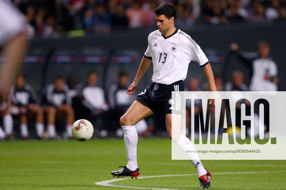Michael Ballack (Deutschland) am Ball Fußball WM Herren Weltmeisterschaft 2002, Länderspiel, Gruppenspiel, Gruppe E, Nationalmannschaft, Nationalteam, Vdig, Einzelbild Sapporo Dome Sapporo Dynamik,