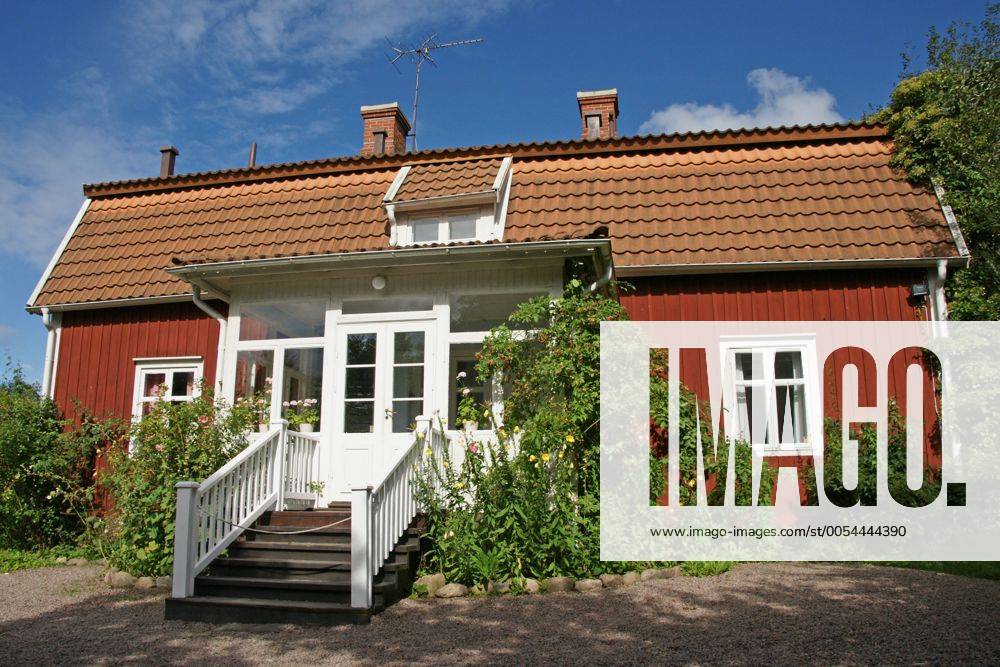 Astrid Lindgren Elternhaus Astrid Lindgrens Näs in Vimmerby: das Geburthaus Astrid Lindgrens. Hier wohnte die spätere Schriftstellerin, bis sie 18 war. 1965, inzwischen 58 Jahre alt, kaufte sie das Haus und verbrachte dort bis ins hohe Alter die Ferien