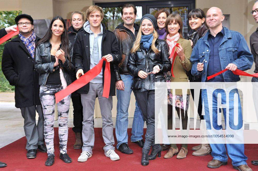 V.l.n.r.: Die Hauptdarsteller Thomas Drechsel, Sila Sahin, Eva Mona Rodekirchen, Jörn Schlönvoigt,Daniel Fehlow, Susan Sideropoulos, Ulrike Frank, Isabell Horn und Janina Uhse beim Fototermin zur Einweihung vom neuen Außenset der RTL-Serie Gute Zeiten, schlechte Zeiten in Berlin am 06.10.2010 GZSZ - neue Aussenkulisse 2010