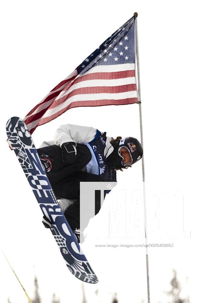Shaun White, USA, competes during the Men s finals of the US Grand Prix Snowboarding competition in Copper, Colo., Saturday, Dec. 12, 2009. ZWEIx Walkerx o0 Fahne, Landesfahne