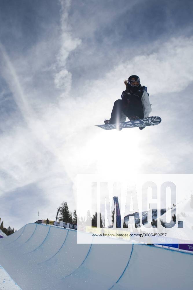 Shaun White of the USA competes in the finals during the Men s Snowboard Halfpipe competition at Mammoth Mountain during the 2010 U.S. Snowboarding Grand Prix in Mammoth Lakes, Calif., on Wednesday, Jan. 6, 2010. ZWEIx Walkerx