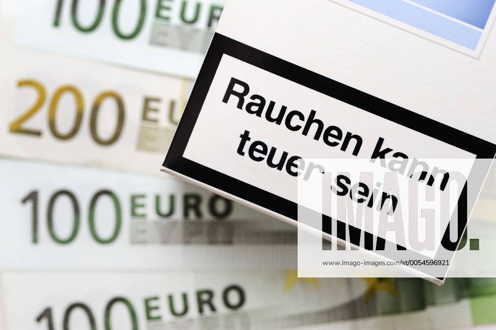 Zigarettenschachtel mit Warnhinweis Rauchen kann teuer sein auf Geldscheinen, Bildmontage iblcof01727410