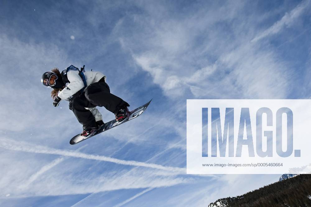 Shaun White, USA, competes in the US Snowboarding Grand Prix Super Pipe finals in Mammoth Lakes, Calif., Wednesday, Jan. 6, 2010. . ZWEIx Walkerx o0 SuperPipe, Halfpipe