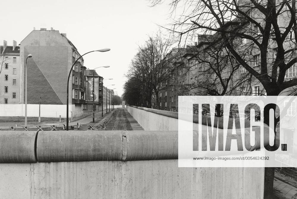 Blick über die Berliner Mauer 1985 mit Wohnblocks auf beiden Seiten, Berlin, Deutschland, Europa ibxmir01735454