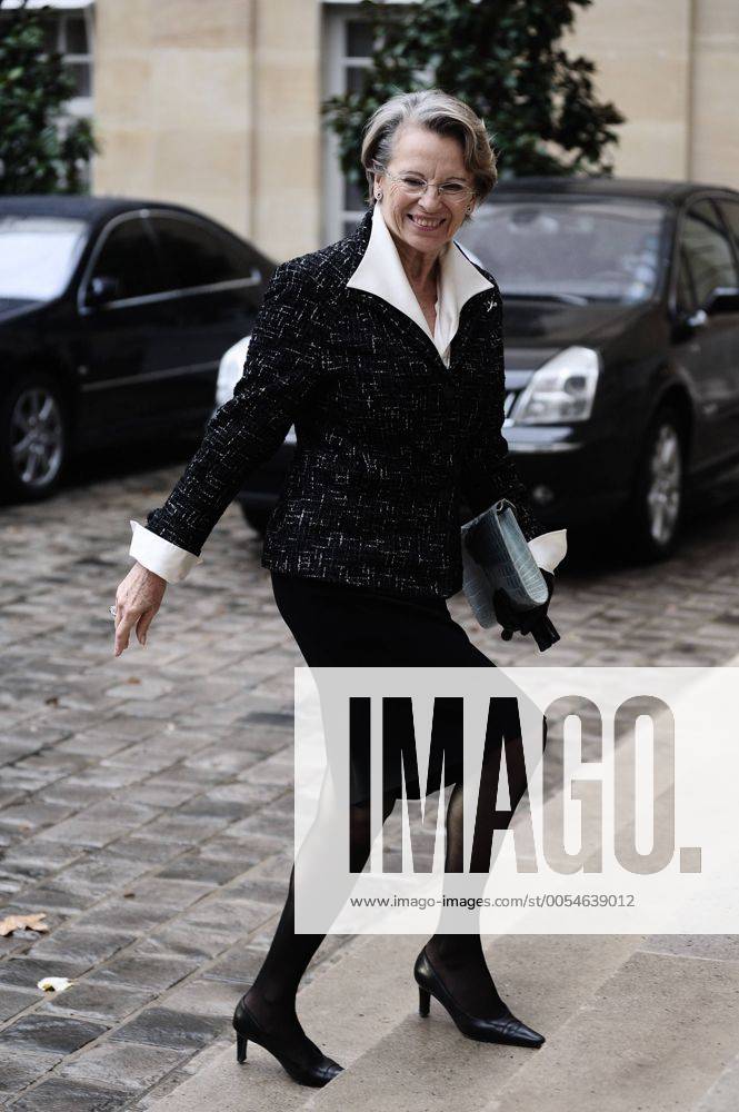 Michele Alliot Marie auf dem Weg zu einer Tagung anlässlich des internationalen Tages gegen Gewalt gegen Frauen im Hotel Matignon in Paris.