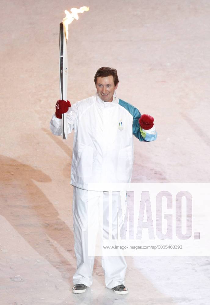 Wayne Gretzky carries the Olympic torch at the opening ceremony for the 2010 Winter Olympics at BC Place in Vancouver, Canada on February 12, 2010. BKX2010021212 o0 Eishockey o0 Fackellauf Fackel Fackelläufer