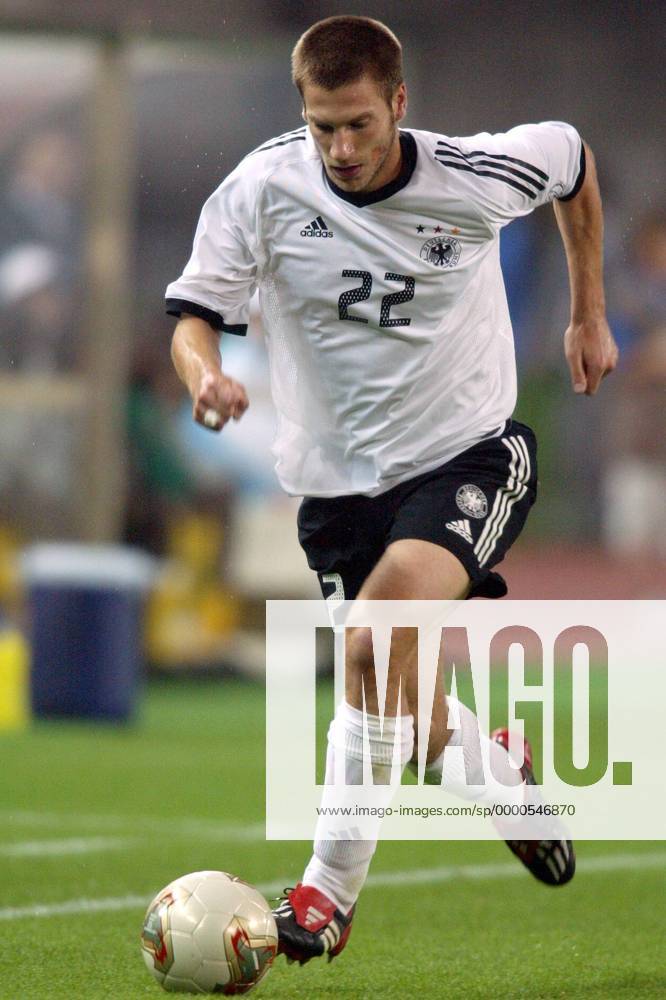 Torsten Frings (Deutschland) am Ball Fußball WM Herren Weltmeisterschaft 2002, Länderspiel, Gruppenspiel, Gruppe E, Nationalmannschaft, Nationalteam, Vdig Einzelbild Stadion Ecopa Shizuoka Dynamik,
