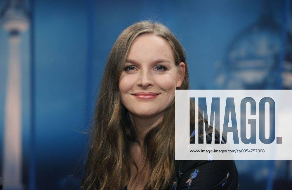 Judith Holofernes (Sängerin, Wir sind Helden -Frontfrau) in der Talk-Show Maybrit Illner am 16.12.2010 in Berlin Thema der Sendung: Buergeraufstand 2010 - Regiert die Politik am Volk vorbei?