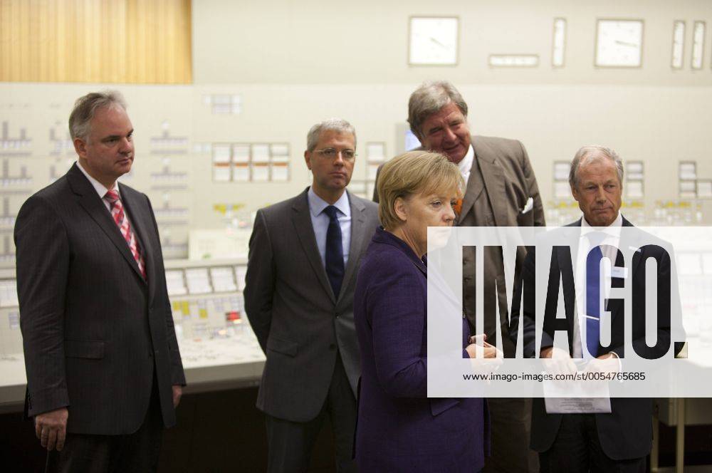 Deutschland, Lingen, Energiereise von Bundeskanzlerin Angela Merkel, Besuch des Kernkraftwerkes Lingen, hier mit Johannes Teyssen (li.), Jürgen Grossmann (2.v.re.), Norbert Röttgen (2.v.li.), Gerd Jäger