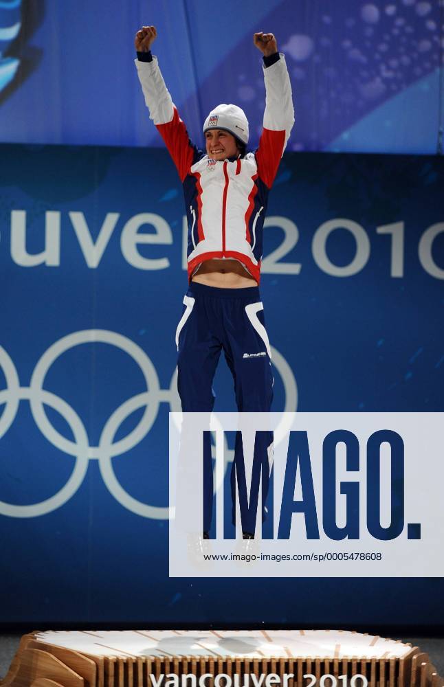 Martina Sablikova of the Czech Republic jumps onto the podium before receiving her gold medal in women s 3000 meter speed skating during a Medal Ceremony at BC Place in Vancouver, Canada, during the 2010 Winter Olympics on February 14, 2010. OLY20100214119 o0 Jubel, Freude Olympiasieg Sieg