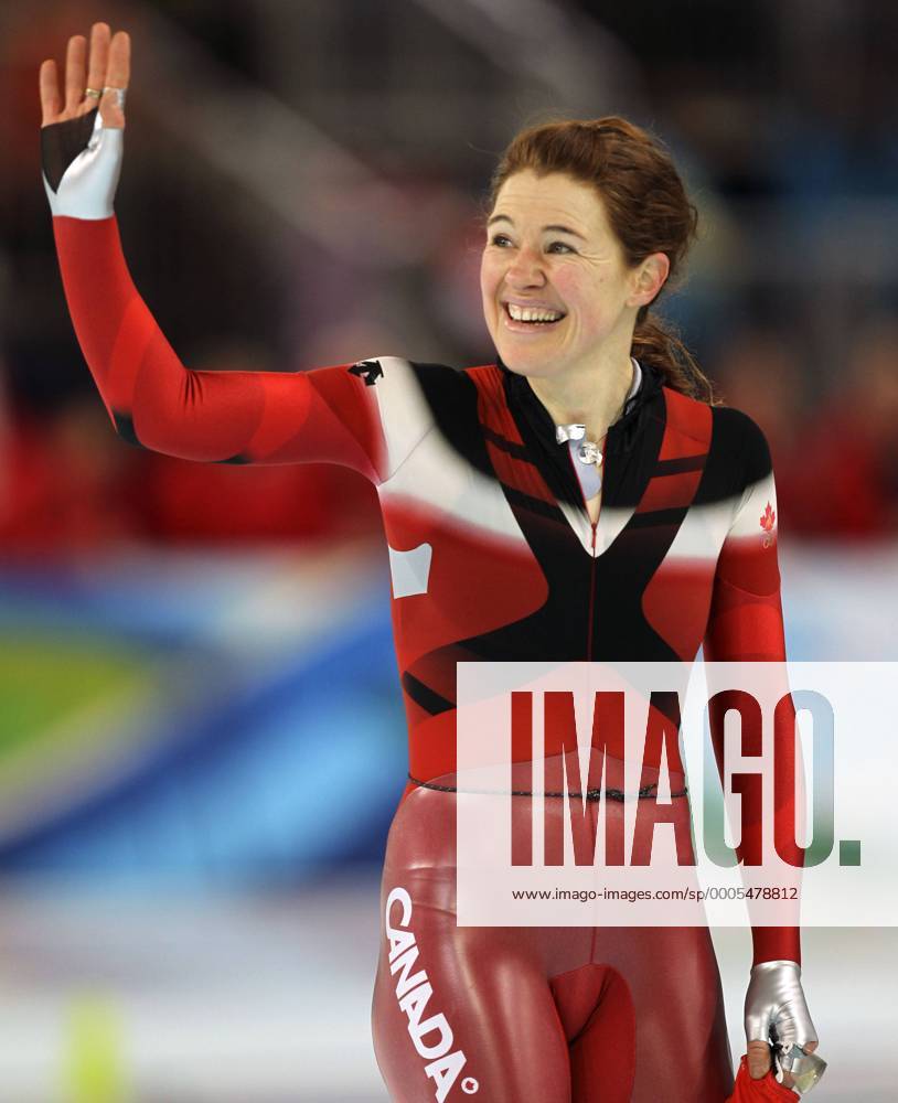 Feb. 14, 2010 - Canada - VANCOUVER, BC: FEBRUARY 12, 2010--Clara Hughes of Canada waves to spectators following her 5th place finish in the women s 3000 meter speed skating event in Vancouver, BC February 14, 2010 during the 2010 Winter Olympics. - - ZUMAw51 o0 Freude