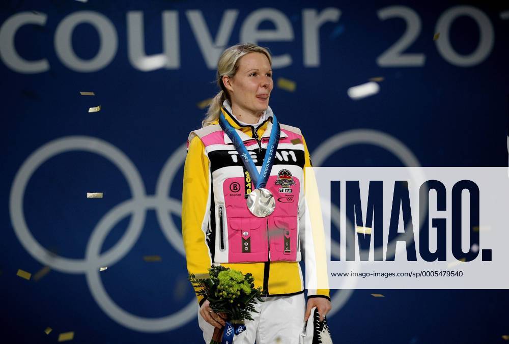 , Olympische Spiele Vancouver 2010 , Siegerehrung BC Dome BC Place Silber für Stephanie Beckert (Deutschland) o0 Medaille Freude Objekte