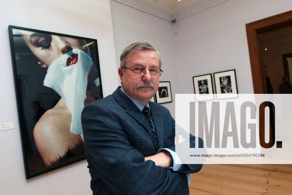 Apolda , Kunsthaus Apolda , Ausstellung von Fotografien von Helmut Newton , Ausstellungseröffnung im Bild: Chef Kunsthaus Apolda Hans Jürgen Giese (60) vor einem Portrait von Monica Belluci
