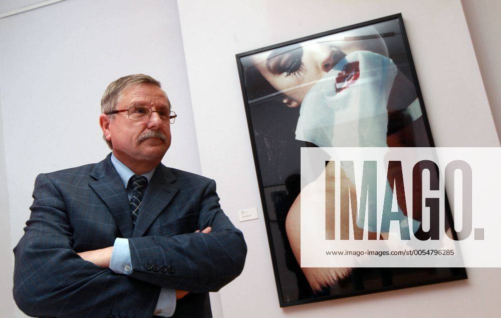 Apolda , Kunsthaus Apolda , Ausstellung von Fotografien von Helmut Newton , Ausstellungseröffnung im Bild: Chef Kunsthaus Apolda Hans Jürgen Giese (60) vor einem Portrait von Monica Belluci