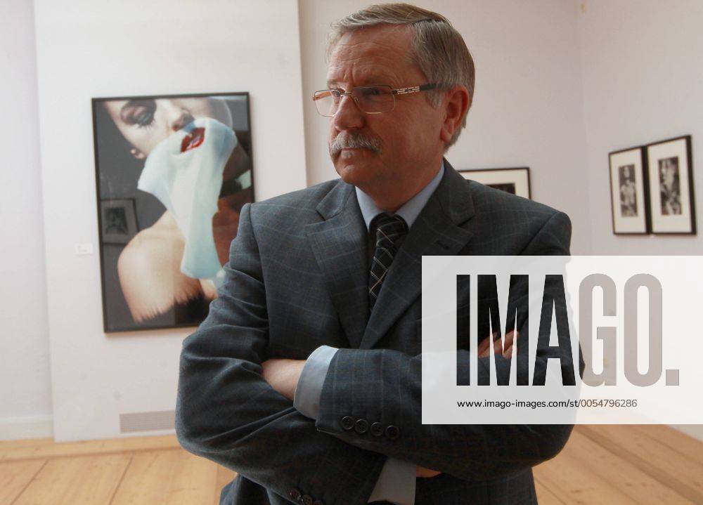 Apolda , Kunsthaus Apolda , Ausstellung von Fotografien von Helmut Newton , Ausstellungseröffnung im Bild: Chef Kunsthaus Apolda Hans Jürgen Giese (60) vor einem Portrait von Monica Belluci