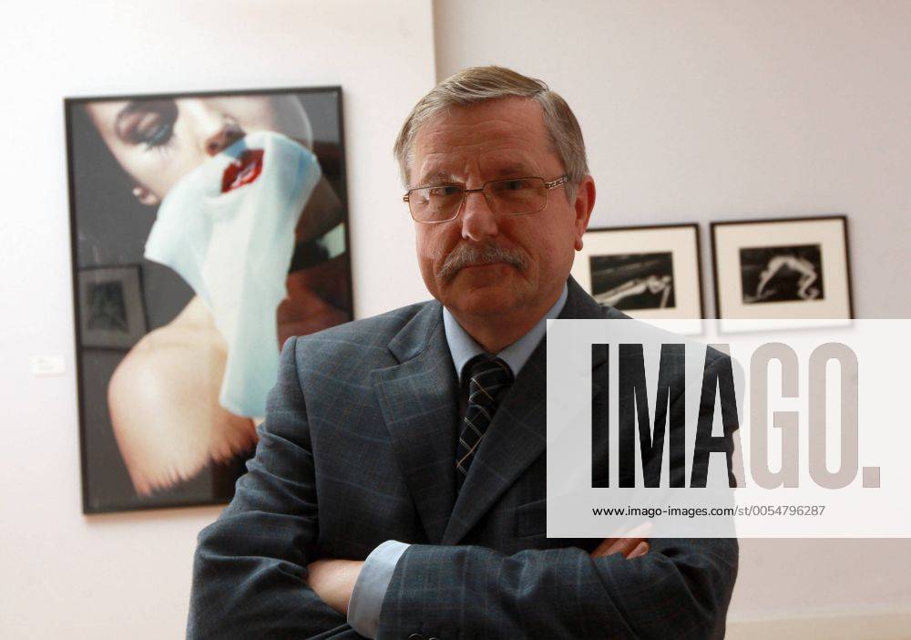 Apolda , Kunsthaus Apolda , Ausstellung von Fotografien von Helmut Newton , Ausstellungseröffnung im Bild: Chef Kunsthaus Apolda Hans Jürgen Giese (60) vor einem Portrait von Monica Belluci