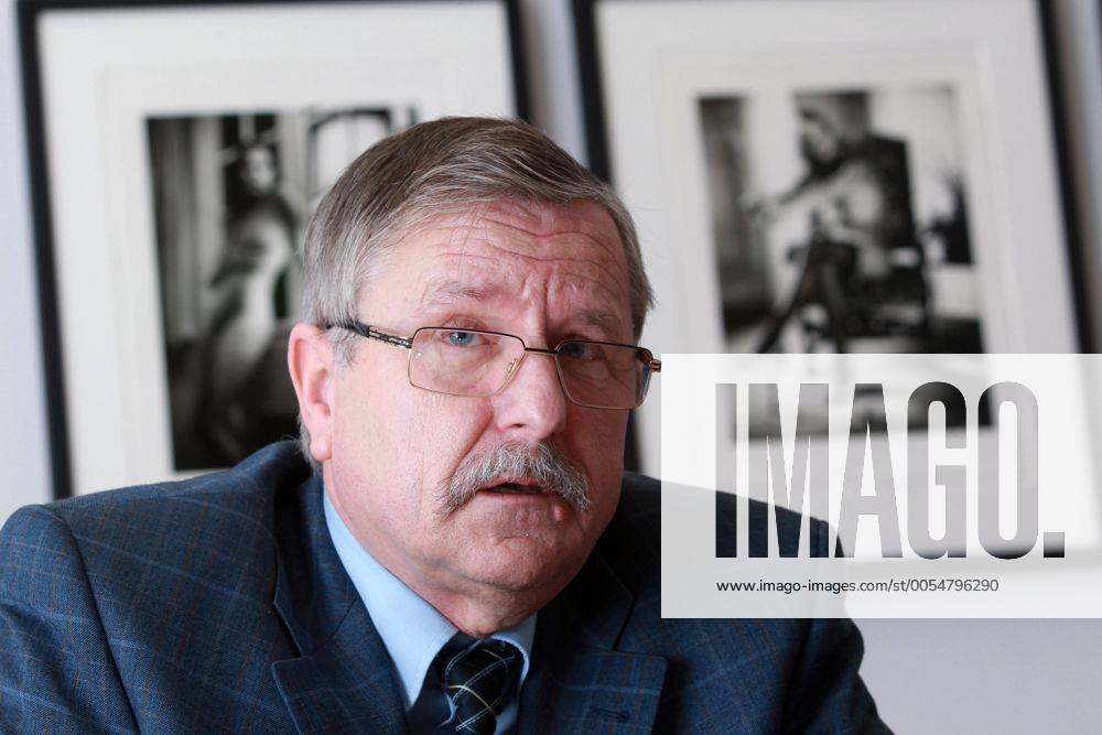 Apolda , Kunsthaus Apolda , Ausstellung von Fotografien von Helmut Newton , Ausstellungseröffnung im Bild: Chef Kunsthaus Apolda Hans Jürgen Giese (60)