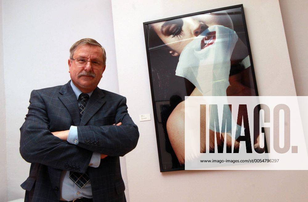 Apolda , Kunsthaus Apolda , Ausstellung von Fotografien von Helmut Newton , Ausstellungseröffnung im Bild: Chef Kunsthaus Apolda Hans Jürgen Giese (60) vor einem Portrait von Monica Belluci