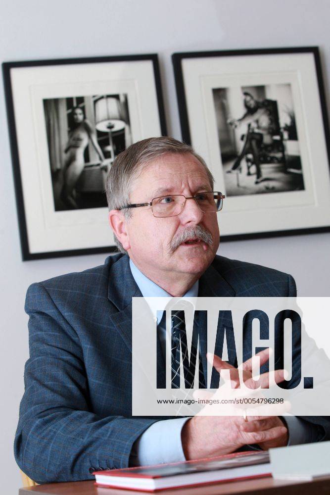 Apolda , Kunsthaus Apolda , Ausstellung von Fotografien von Helmut Newton , Ausstellungseröffnung im Bild: Chef Kunsthaus Apolda Hans Jürgen Giese (60)