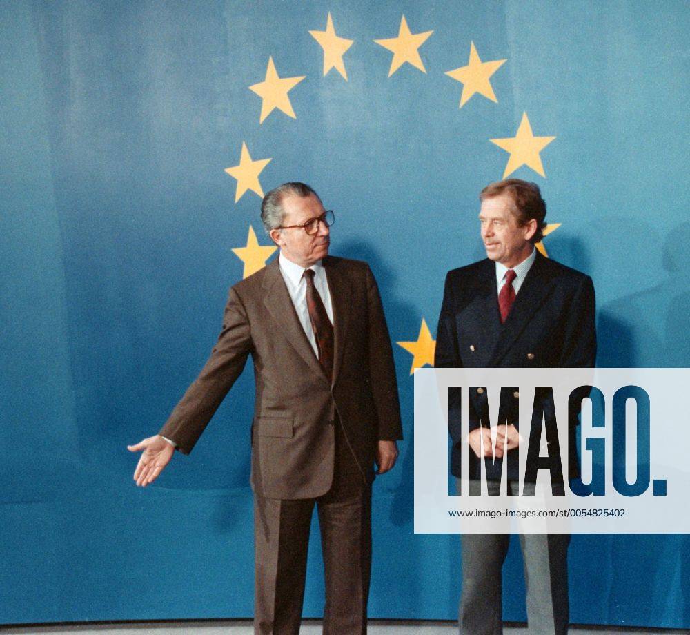 Czechoslovak President Vaclav Havel, right, meets the European Community Commission chairman Jacques Delors in Brussels on March 20, 1991. CTK Photo Michal Dolezal CTKPhoto00152243