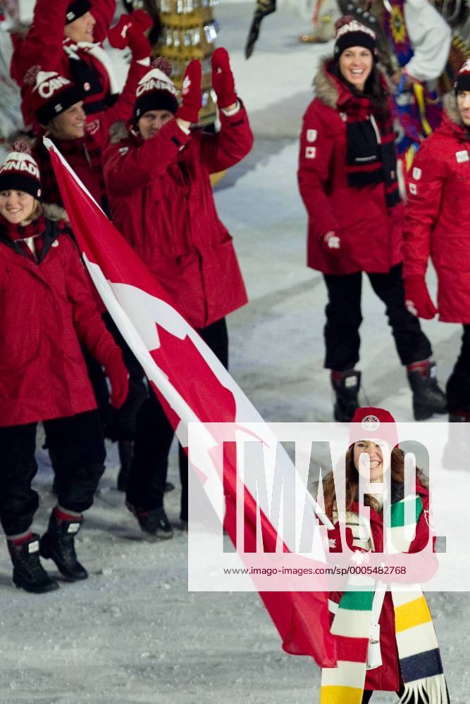 Team Canada led by flag bearer Clara Hughes. The Opening Ceremony of the XXI Olympic Winter Games, the Vancouver 2010 Winter Olympics, held in BC Place Stadium in Vancouver. Icon109100212085 o0 Einmarsch Delegation Fahnenträger Objekte Fahne, Nationalfahne Eisschnelllauf Damen