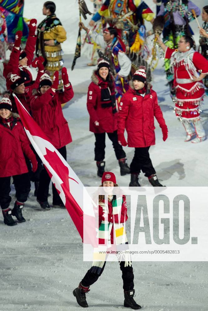 Team Canada led by flag bearer Clara Hughes. The Opening Ceremony of the XXI Olympic Winter Games, the Vancouver 2010 Winter Olympics, held in BC Place Stadium in Vancouver. Icon109100212084 o0 Einmarsch Delegation Fahnenträger Objekte Fahne Nationalfahne Eisschnelllauf Damen