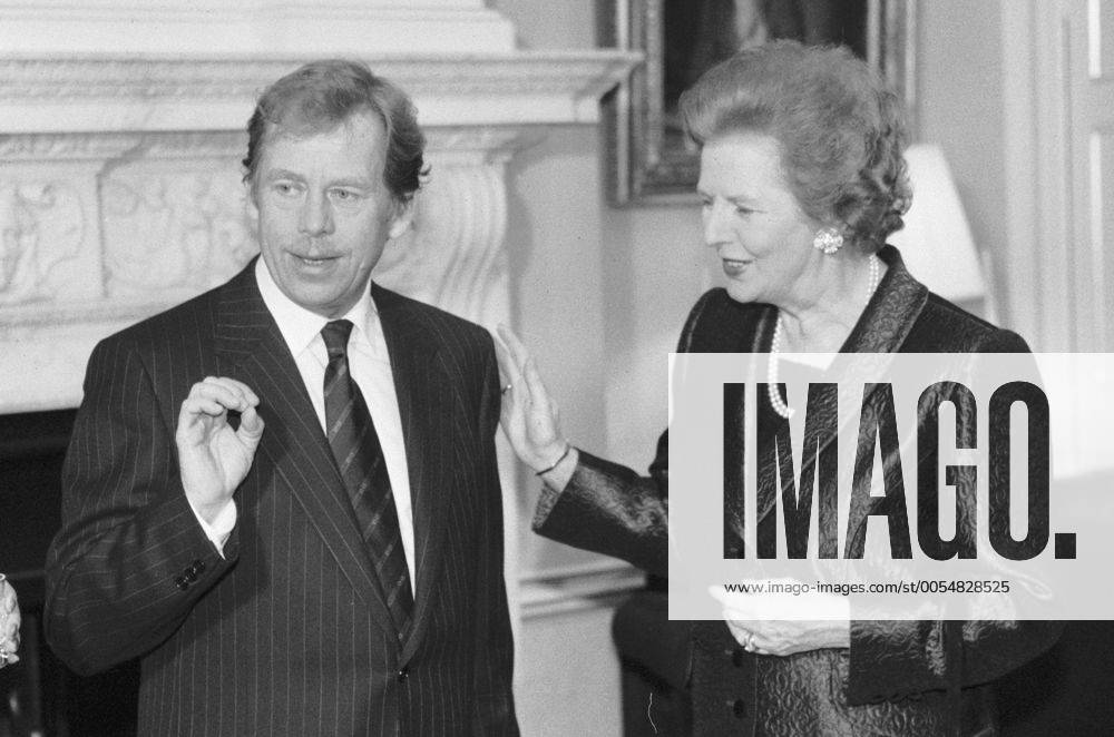 Britain s Prime Minister Margaret Thatcher meets Czechoslovak President Vaclav Havel in her office at Downing Street No.10 in London on March 23, 1990. CTK Photo Michal Krumphanzl CTKPhoto00399348