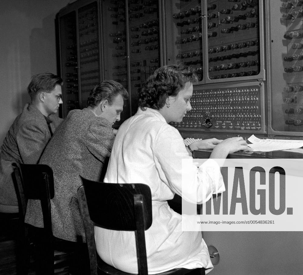 Soviet made computer Ural-1 is able to compute 100 operations per second and is used, for instance, to solve traffic problems. Calculations that used to take one month now take one day. Prague, Czechoslovakia 1960. (CTKxPhotox xJindrichxSaroch) CTKPhoto03007956