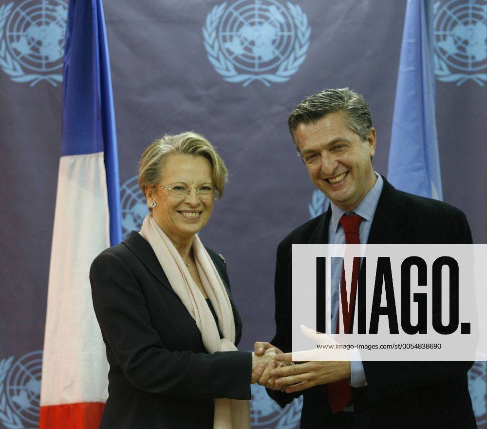 (110121) -- GAZA, Jan. 21, 2010 (Xinhua) -- French Foreign Minister Michele Alliot Marie (L) shakes hands with Filippo Grandi, commissioner-general of the UN Relief and Works Agency, after a press conference at the U.N. office in Gaza City, on Jan. 21, 2011. (Xinhua Wissam Nassar) (lr) MIDEAST-GAZA CITY-FRANCE-FM-VISIT