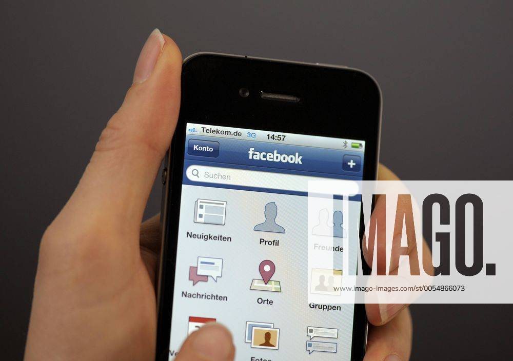 Das iPhone 4 von Apple. Das Facebook-App ist geöffnet. 31.01.2011, Das Smartphone von Apple: iPhone 4
