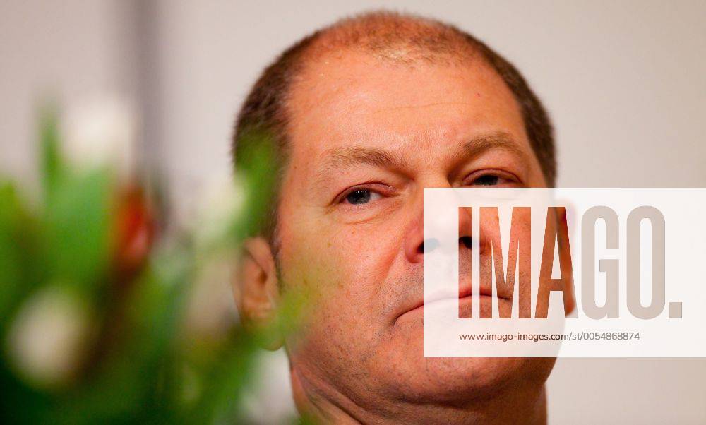 SPD-Landesvorsitzende Olaf Scholz Fototermin zum Thema: Landesvertreterversammlung der SPD Hamburg im Kongress-Zentrum CCH am 15.01.2011 in Hamburg, Germany. Die Hamburger SPD stellte am Samstag ihren Spitzenkandidaten fuer die vorgezogene Bürgerschaftswahl am 20. Februar 2011 auf.