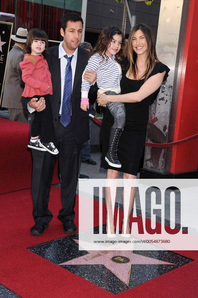 Adam Sandler wird mit einem Stern auf dem Walk of Fame in Hollywood geehrt. Mit ihm freute sich seine Ehefrau Jackie und die Töchter Sunny und Sadie