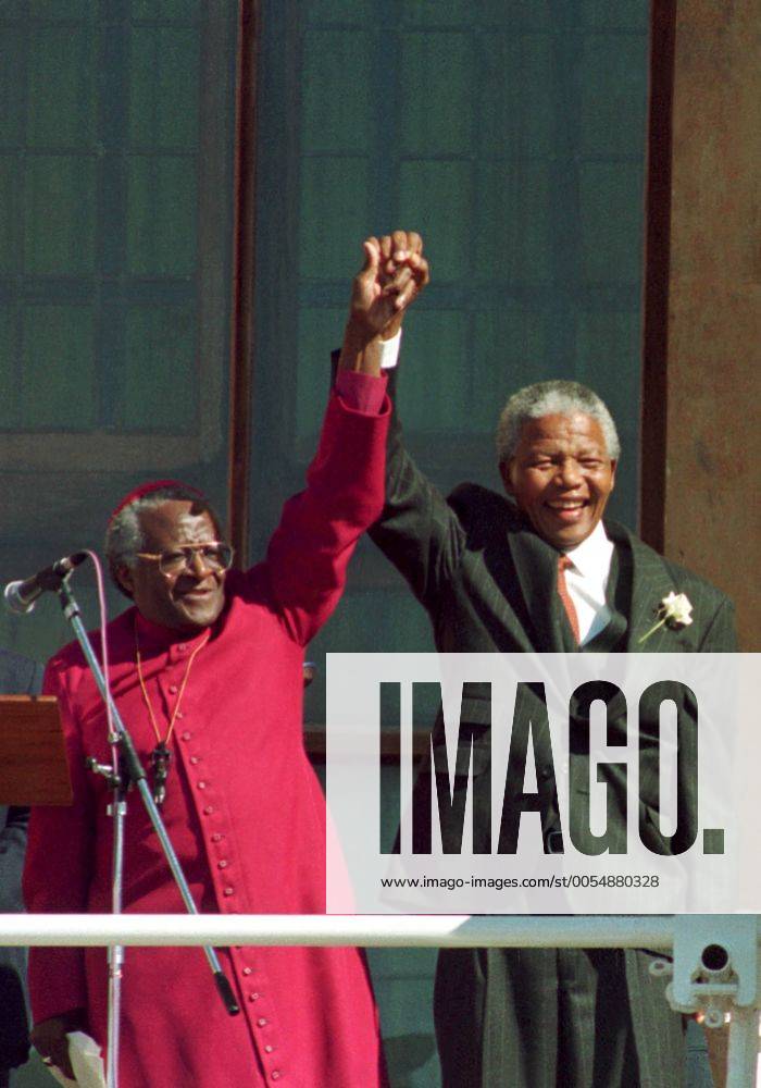 IMAGO History, Ende der Apartheid in Südafrika: 1990-1994 Mandela at Grand parade CAPE TOWN, SOUTH AFRICA - 11 May 1994: Archbishop Desmond Tutu introduces Nelson Mandela to the crowd at the City Hall, Cape Town, after he was elected State President. ( Gallo999188
