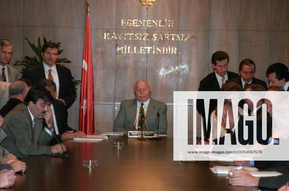 Ministerpräsident Necmettin Erbakan (Mitte, Türkei) während eines Treffens mit deutschen Diplomaten in Ankara