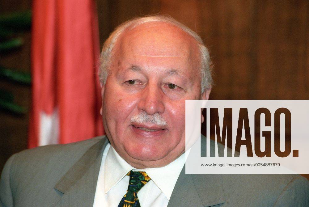 Ministerpräsident Necmettin Erbakan (Türkei) während eines Treffens mit deutschen Diplomaten in Ankara