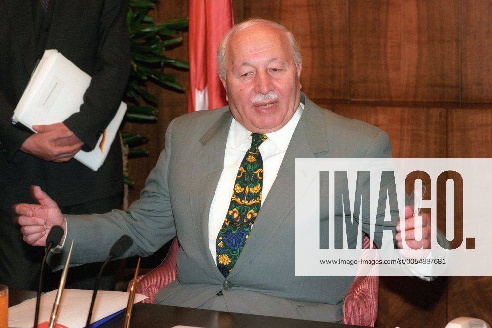 Ministerpräsident Necmettin Erbakan (Türkei) während eines Treffens mit deutschen Diplomaten in Ankara