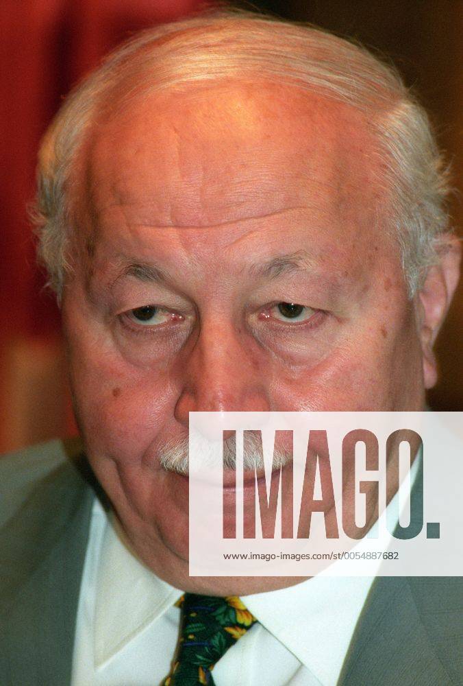 Ministerpräsident Necmettin Erbakan (Türkei) während eines Treffens mit deutschen Diplomaten in Ankara