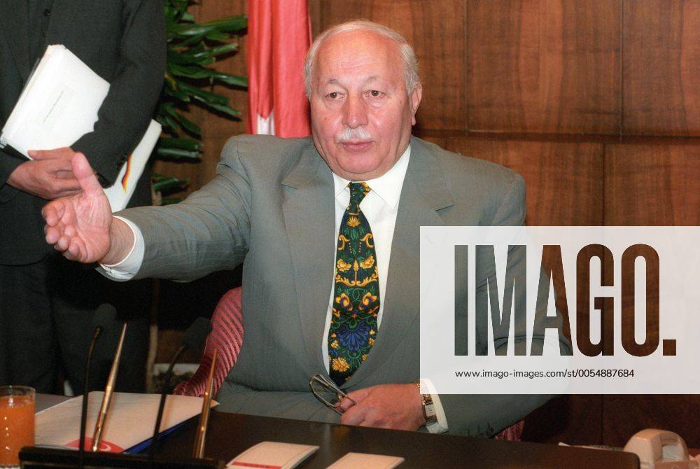 Ministerpräsident Necmettin Erbakan (Türkei) während eines Treffens mit deutschen Diplomaten in Ankara