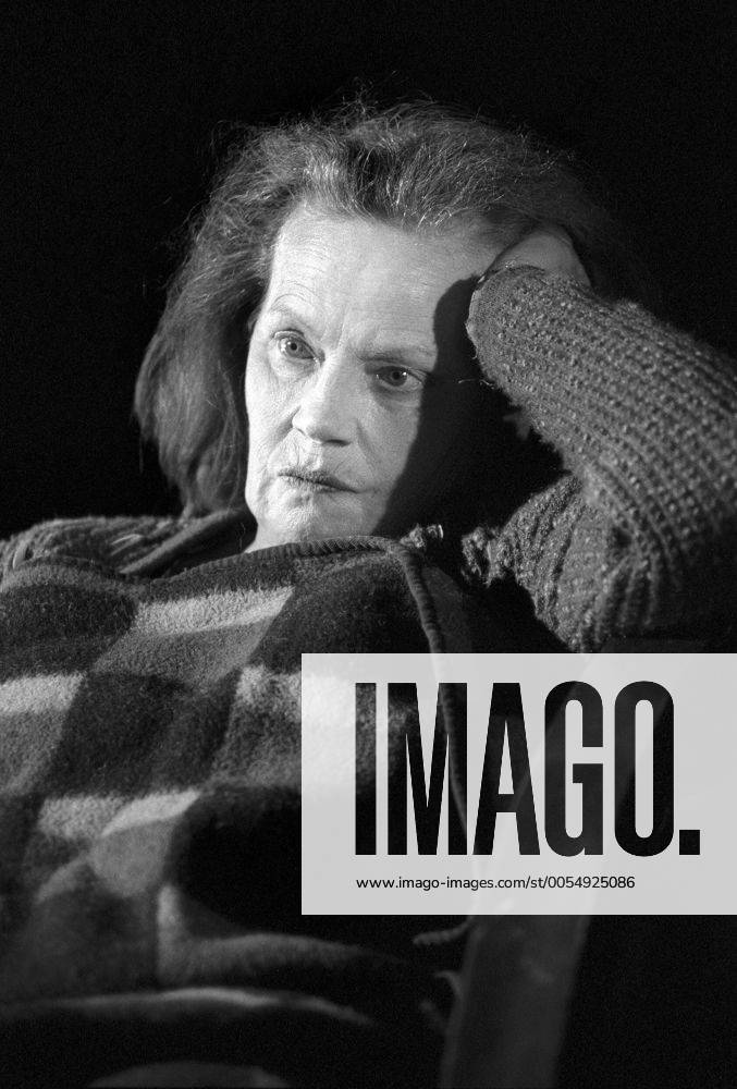 Ritter, Gudrun (Schauspielerin). Hier: Als Medea I in Verkommenes Ufer Berliner Geschichte , Premiere am 16.11.2001 im Deutschen Theater Berlin. ©xTheile drama-berlin.de