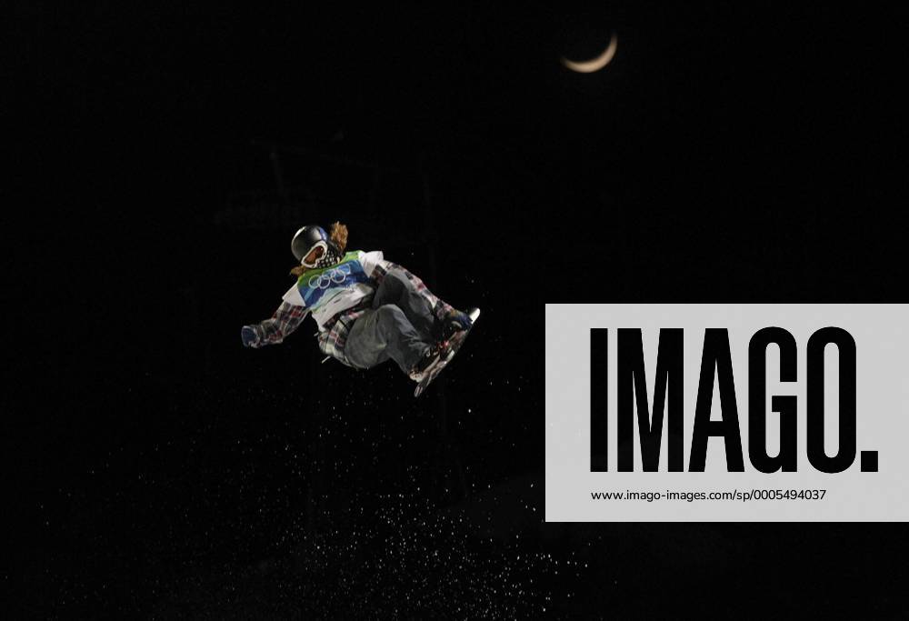 Shaun White of the USA performs in the men s halfpipe snowboard final, , a crescent moon is seen in the background, during the 2010 Winter Olympics at Cypress Mountain in West Vancouver, Canada on February 17, 2010. BKX2010021736 Aufmacher