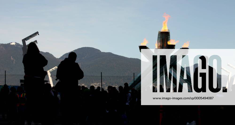 , Olympische Spiele Vancouver 2010 , Olympische Flamme Waterfront , Besucher schauen sich zu Tausenden die Flamme neben dem olympischen Broadcasting Center an o0 Feuer Olympiafeuer o00 Impressionen Citydressing Kanada Symbol