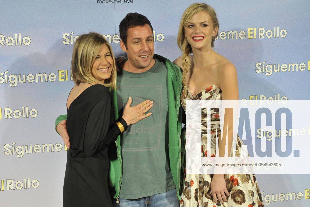Cast members Jennifer Aniston, Adam Sandler and Brooklyn Decker (L-R) pose to promote the movie Sigueme el rollo (Just Go With It) in Madrid February 22, 2011