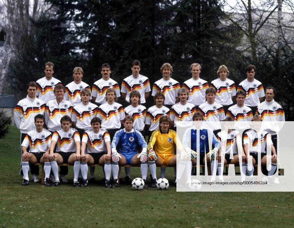Kader BR Deutschland EM 1988, hi.v.li.: Stefan Frontzeck, Dieter Eckstein, Jürgen Kohler, Frank Neubarth, Guido Buchwald, Hans Pflügler, Jürgen Klinsmann, Thomas Berthold, Mitte: Co Trainer Holger Osieck, Torwarttrainer Sepp Maier, Uli Borowka, Wolfgang Rolff, Frank Mill, Olaf Thon, Rudi Völler, Stefan Reuter, Lothar Matthäus, Teamchef Franz Beckenbauer, vorn: Pierre Littbarski, Matthias Herget, Klaus Allofs, Andreas Köpke, Eike Immel, Bodo Illgner, Manfred Schwabl und Andreas Brehme - DEUTSCHSPRACHIGE SPORTZEITSCHRIFTEN UND -ZEITUNGEN NUR NACH RÜCKSPRACHE Fußball Herren Kader EM 1988, Vorschau, Nationalteam, Nationaltrikot, BRD, Mannschaftsfoto Totale Mfdia, quer, Aufnahmedatum geschätzt