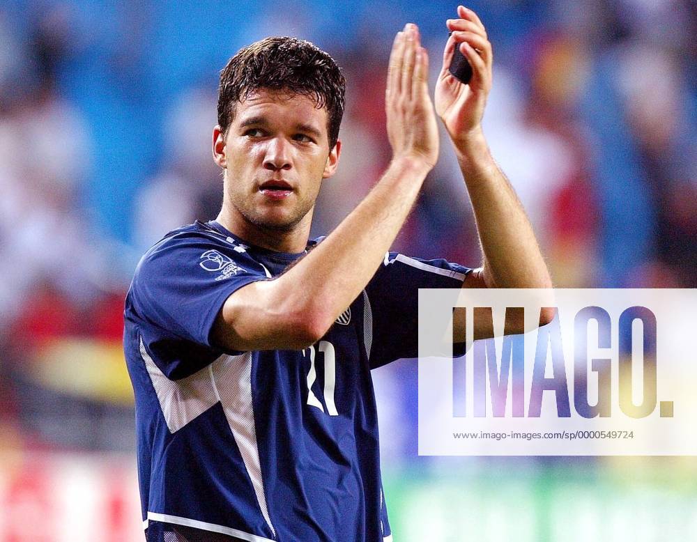 Michael Ballack (Deutschland) bedankt sich bei den Anhängern Fußball WM Herren Weltmeisterschaft 2002, Länderspiel, Viertelfinale, Nationalmannschaft, Nationalteam, Nationaltrikot Einzelbild Munsu Stadion Ulsan