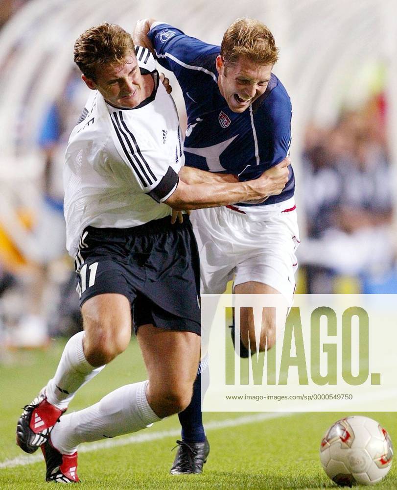 Miroslav Klose (li., Deutschland) gegen Gregg Berhalter (USA) Fußball WM Herren Weltmeisterschaft 2002, Länderspiel, Viertelfinale, Nationalmannschaft, Nationalteam, Nationaltrikot Gruppe Munsu Stadion Ulsan Dynamik, Kampf,