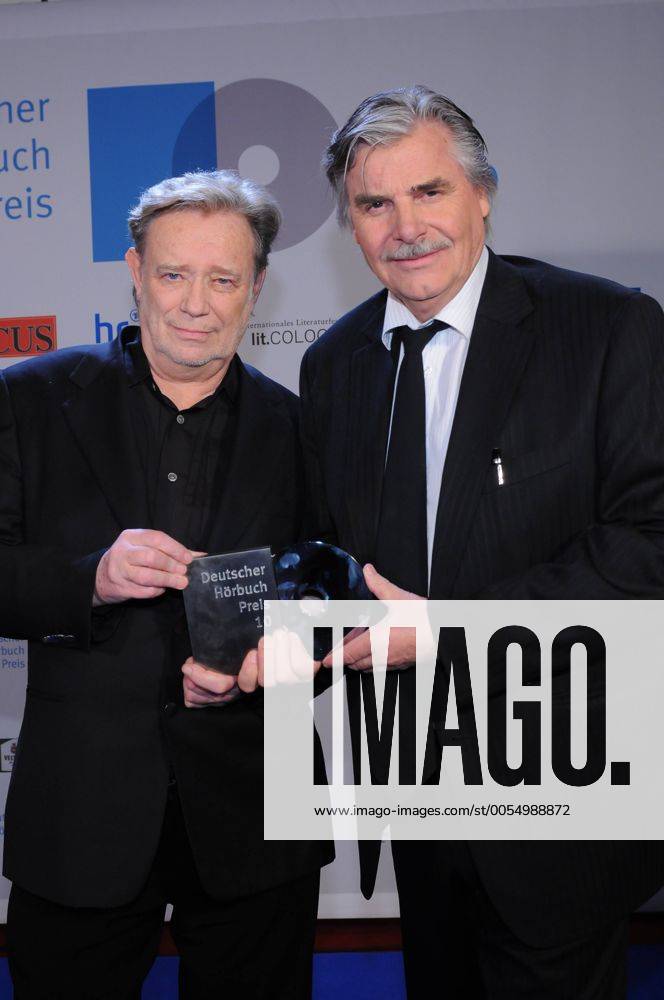 Die Preisträger und Schauspieler v.l. Gert Voss und Peter Simonischek bei dem Fototermin zur Verleihung des Deutschen Hörbuchpreises 2010 am 10.03.2010 im WDR Köln. Ausgezeichnet werden die besten und innovativsten Hörbücher des Vorjahres.