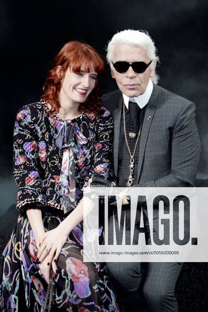 Karl Lagerfeld mit Florence Welch bei seiner Chanel Fashionshow im Rahmen der Fashionweek Paris Herbst Winter 2012 in Paris am 08.03.2011 Paris Fashion Week Fall Winter 2012 - Chanel